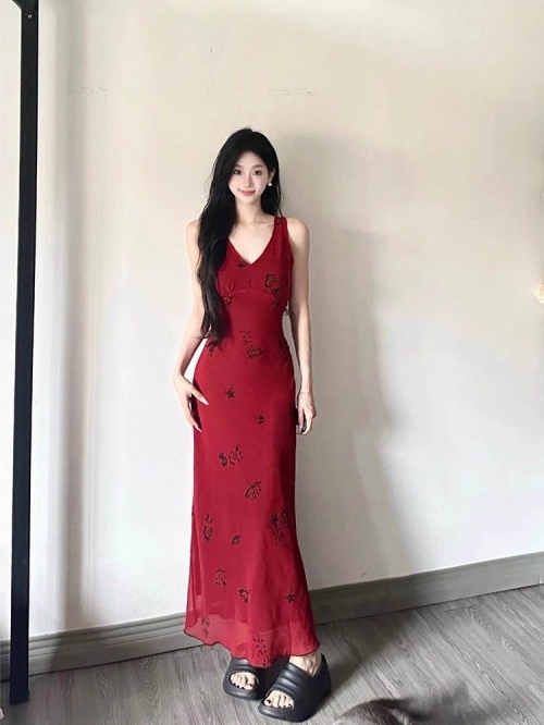 French-style pure and alluring red floral print slip dress, feminine waist-cinching, elegant drape, vacation-style vest maxi dress, summer.