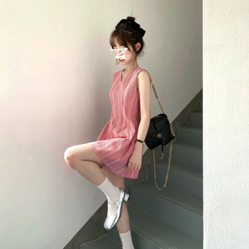 Petite sleeveless vest dress for women, summer 2025 new style, French style, pear-shaped figure, fitted waist.