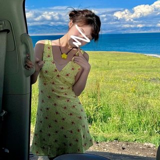 2025 New Yellow Sleeveless V-Neck Floral Dress for Women, Summer French Style, Petite and Sexy, Tie-Waist