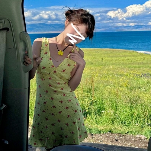 2025 New Yellow Sleeveless V-Neck Floral Dress for Women, Summer French Style, Petite and Sexy, Tie-Waist