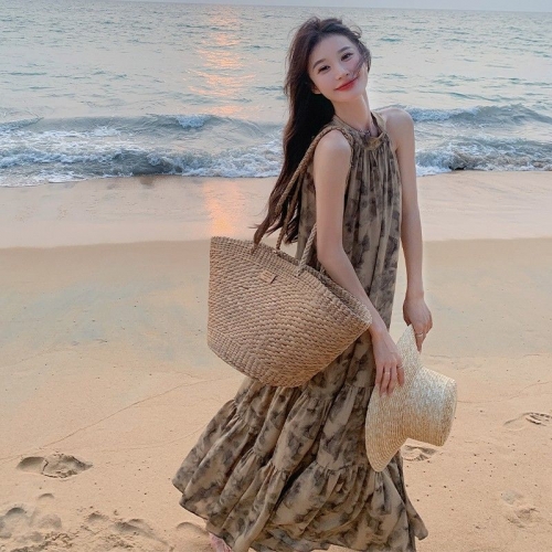 French retro halter neck floral print slim waist elegant dress for women, 2025 summer, sleeveless ink painting style. French retro halter neck floral print slim waist elegant dress for women, 2025 summer, sleeveless ink painting style.