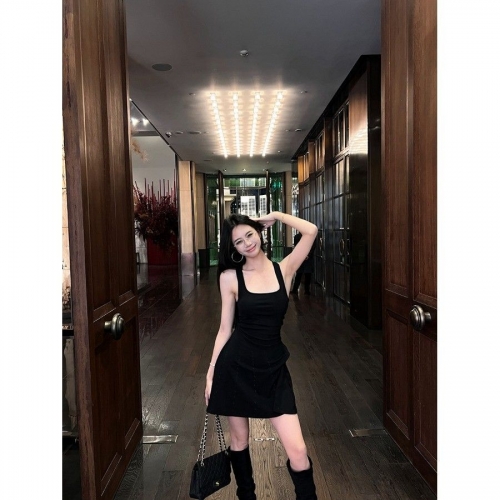 Lace-trimmed backless halter dress, black summer slim-fitting dress, alluring and flattering A-line skirt. Lace-trimmed backless halter dress, black summer slim-fitting dress, alluring and flattering A-line skirt.