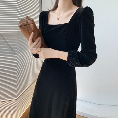 2024 New Style Velvet Dress for Women, Autumn/Winter, Long Sleeve, French Retro Style, Slim Waist, Hepburn Style, Square Neck