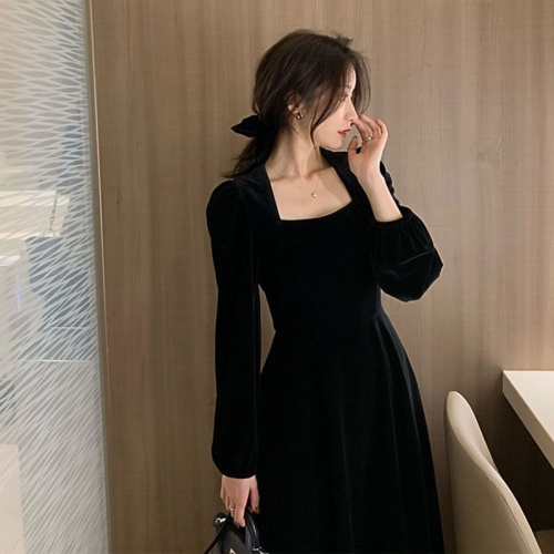 321# High-quality gold velvet dress, French retro style, long sleeves, square neck, paired with a black top.