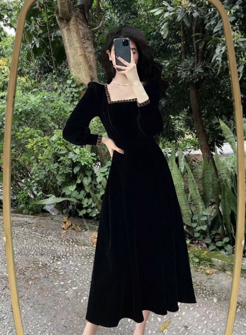 French-style square neck gold-trimmed velvet dress for women, new spring and autumn style, retro Hepburn style, paired with a black elegant midi skirt.