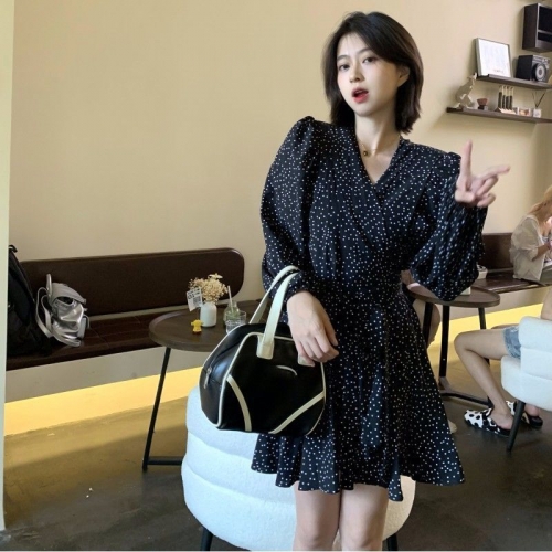 Black polka dot floral print long-sleeved dress for women, autumn 2025 new style, French Hepburn style. Black polka dot floral print long-sleeved dress for women, autumn 2025 new style, French Hepburn style.