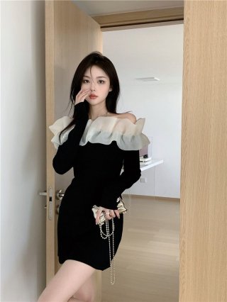 Pure and alluring off-the-shoulder dress with mesh paneling, perfect for autumn, a sophisticated birthday dress, elegant and figure-hugging. Pure and alluring off-the-shoulder dress with mesh paneling, perfect for autumn, a sophisticated birthday dress, elegant and figure-hugging.