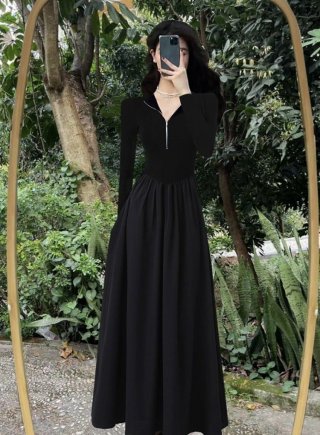 High-end black fitted long-sleeved knit dress for women, new autumn style, slimming, flared skirt, V-neck, waist-cinching dress