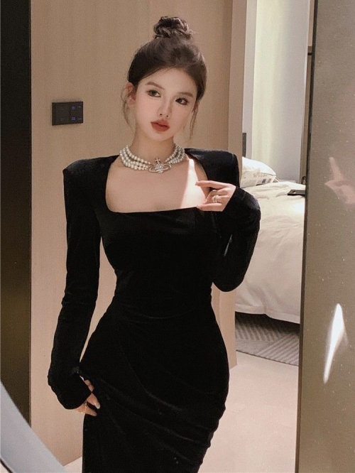 Sophisticated autumn/winter square neck velvet black dress for women, Hepburn style, French slimming fishtail bodycon long skirt