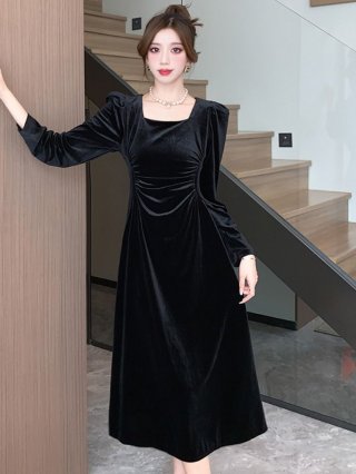 Hepburn-style black velvet square-neck dress, autumn French-style elegant long-sleeved evening gown with pleats and a fitted waist.