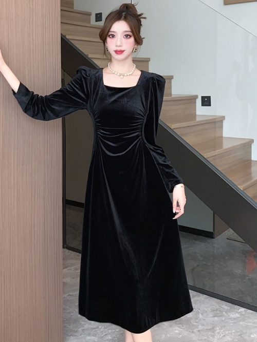 Hepburn-style black velvet square-neck dress, autumn French-style elegant long-sleeved evening gown with pleats and a fitted waist. Hepburn-style black velvet square-neck dress, autumn French-style elegant long-sleeved evening gown with pleats and a fitted waist.