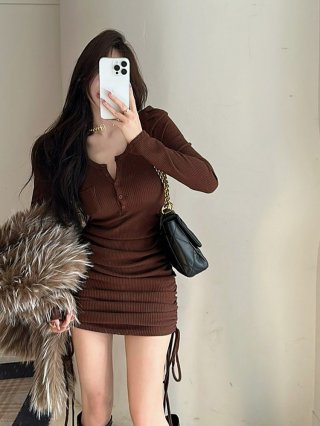 Hot Girl U-Neck Button-Up Drawstring Pleated Knit Dress, Autumn/Winter 2024 New Style, Elegant and Slimming Bag