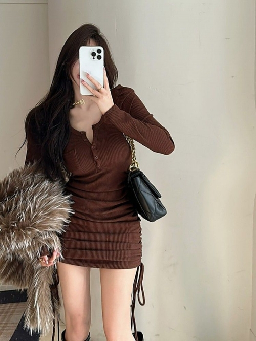 Hot Girl U-Neck Button-Up Drawstring Pleated Knit Dress, Autumn/Winter 2024 New Style, Elegant and Slimming Bag