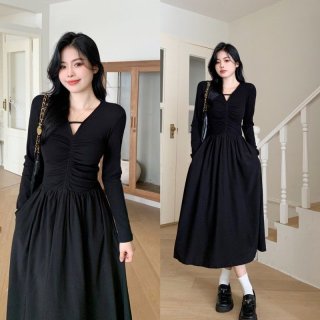 Hepburn-style, light luxury, chic, youthful, and elegant little black dress for autumn, goddess-like, concealing the tummy and slimming the waist.