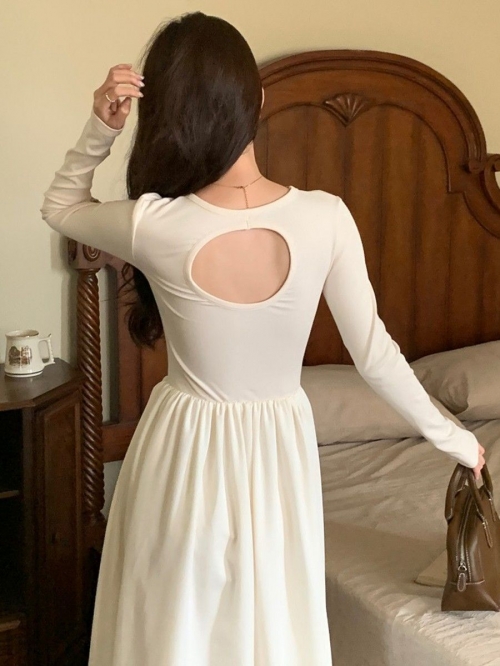A stylish backless long-sleeved fitted dress for early autumn, exuding French elegance with a round neck and a pullover design.