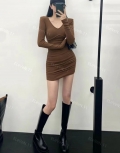 Low-cut V-neck padded shoulder dress for women, autumn and winter, sexy and alluring, bodycon short skirt, tight-fitting base layer dress.