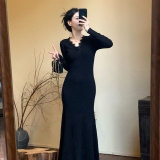 Pure and alluring black lace-trimmed knit dress, 2024 spring collection, women's French fishtail dress, long base layer. Pure and alluring black lace-trimmed knit dress, 2024 spring collection, women's French fishtail dress, long base layer.