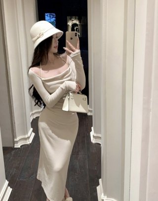 Square neck halter dress for women, winter style, mature and sophisticated, waist-cinching, bodycon long dress, suitable for layering under a base dress. Square neck halter dress for women, winter style, mature and sophisticated, waist-cinching, bodycon long dress, suitable for layering under a base dress.