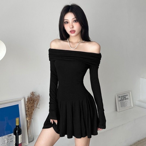 Pure and alluring off-the-shoulder black A-line fitted waist dress for autumn, sexy and hot, slim-fitting short skirt.