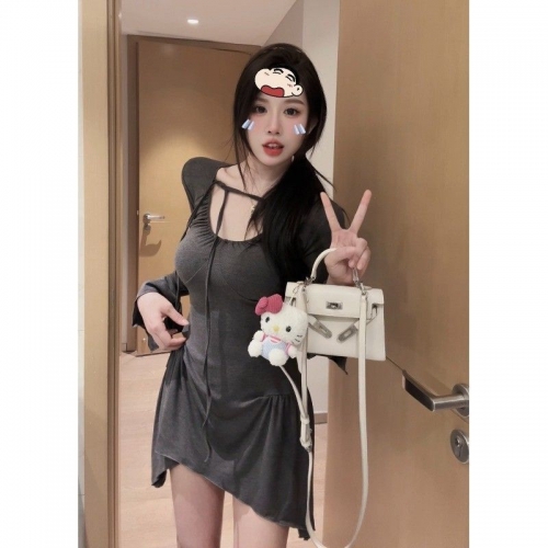 A sexy and alluring irregular long-sleeved fitted waist dress with flared sleeves, bodycon short skirt, and A-line skirt as a base layer. A sexy and alluring irregular long-sleeved fitted waist dress with flared sleeves, bodycon short skirt, and A-line skirt as a base layer.