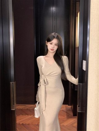 Pure and alluring sexy V-neck long-sleeved dress for autumn, French style lace-up fishtail skirt, high-end bodycon maxi skirt