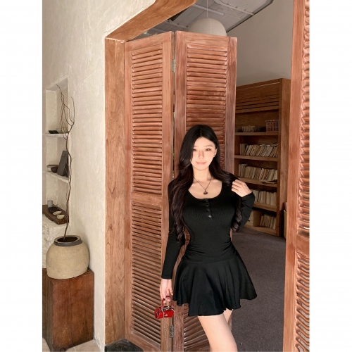 Pure and alluring ballet-style U-neck long-sleeved dress for women, autumn 2024 new style, elegant, slim fit, pleated A-line