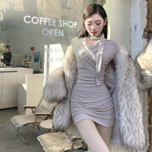 Pure and sexy strappy V-neck long-sleeved dress for women, new autumn and winter style, waist-cinching and hip-hugging short skirt.