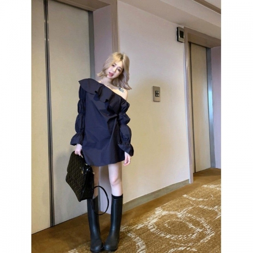 French-style gentle ruffled off-shoulder dress for early autumn, elegant and sophisticated, loose A-line short skirt