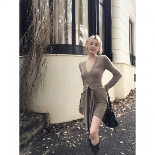 Pure and alluring V-neck faux two-piece long-sleeved dress for women, autumn slim fit tie-waist bodycon skirt, sexy hot girl short skirt