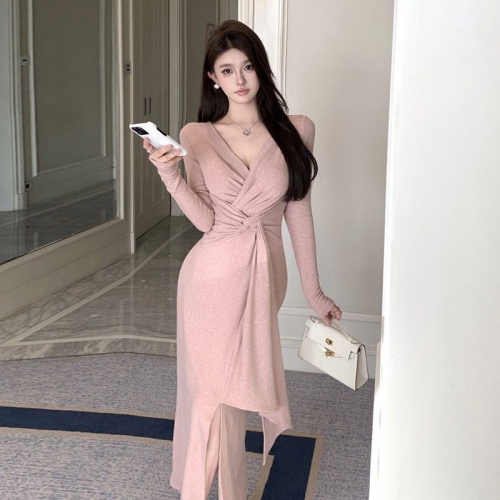 French-style V-neck knotted dress, elegant and slimming, bodycon skirt with tie-up long sleeves, irregular waist, gentle and feminine style. French-style V-neck knotted dress, elegant and slimming, bodycon skirt with tie-up long sleeves, irregular waist, gentle and feminine style.