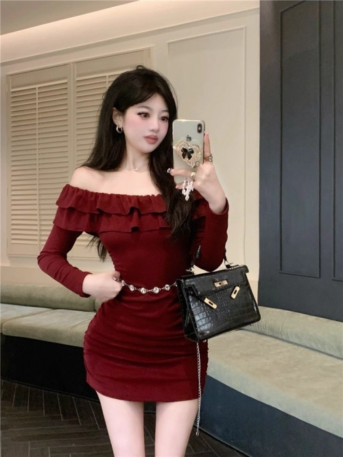 Hot girl off-shoulder ruffled collar dress, pure and sexy design, elegant and slimming, pleated bodycon mini skirt Hot girl off-shoulder ruffled collar dress, pure and sexy design, elegant and slimming, pleated bodycon mini skirt