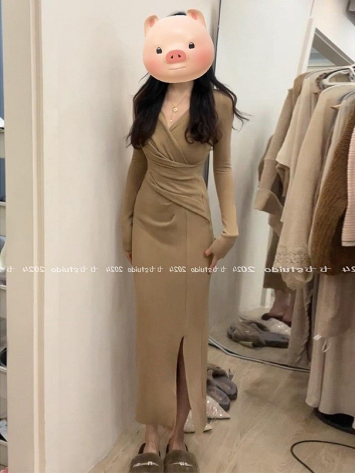 Sexy crossover V-neck pleated dress, women's winter 2024 new style, elegant and versatile, slimming and flattering. Sexy crossover V-neck pleated dress, women's winter 2024 new style, elegant and versatile, slimming and flattering.