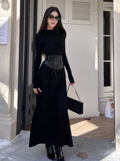 Hepburn-inspired black turtleneck long-sleeved dress, new autumn/winter style, slimming and flattering, perfect for layering with a bodycon mini skirt.
