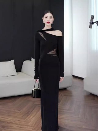Black off-shoulder lace-trimmed dress for autumn, French-style sexy and chic design, unique bodycon long skirt. Black off-shoulder lace-trimmed dress for autumn, French-style sexy and chic design, unique bodycon long skirt.