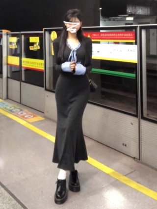 High-end gray long-sleeved knit dress for women, 2024 autumn/winter new style, waist-cinching, bodycon. High-end gray long-sleeved knit dress for women, 2024 autumn/winter new style, waist-cinching, bodycon.