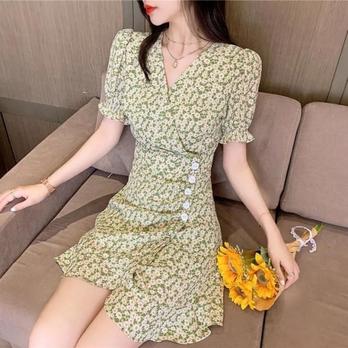 French-style women's dress, 2022 new summer style, short green dress with puff sleeves and small daisy print.