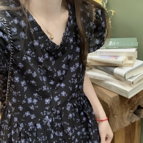 Black petite dress, 2024 new style, summer floral tea dress, French style, lisianthus, slim fit, Mori girl look. Black petite dress, 2024 new style, summer floral tea dress, French style, lisianthus, slim fit, Mori girl look.