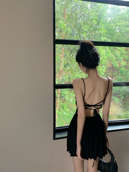 A sexy backless V-neck halter-neck dress with a Hepburn-inspired style, perfect for petite women. A sexy backless V-neck halter-neck dress with a Hepburn-inspired style, perfect for petite women.