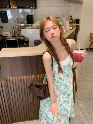 A stunningly beautiful tulip-print beach vacation dress for women, featuring a V-neck spaghetti strap design and a sweet, flowing beach style. A stunningly beautiful tulip-print beach vacation dress for women, featuring a V-neck spaghetti strap design and a sweet, flowing beach style.