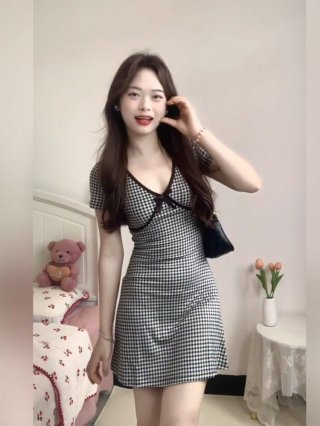 French V-neck bow plaid dress for women, 2024 summer new style, sexy and alluring, waist-cinching and hip-hugging. French V-neck bow plaid dress for women, 2024 summer new style, sexy and alluring, waist-cinching and hip-hugging.