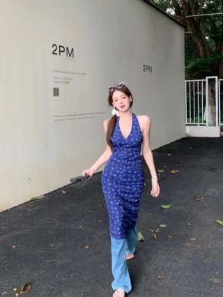 French-style blue V-neck halter dress, summer vacation style, waist-cinching, hip-revealing, fitted floral print sundress. French-style blue V-neck halter dress, summer vacation style, waist-cinching, hip-revealing, fitted floral print sundress.