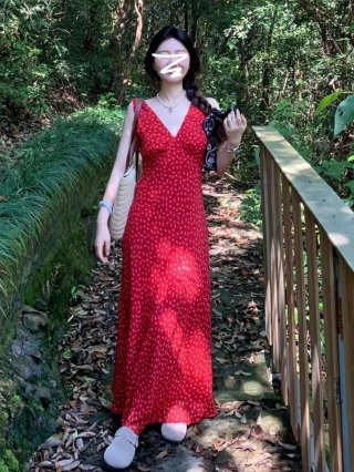 Seaside vacation style red V-neck floral sleeveless dress for women, spring 2025 new style, high-end feel.