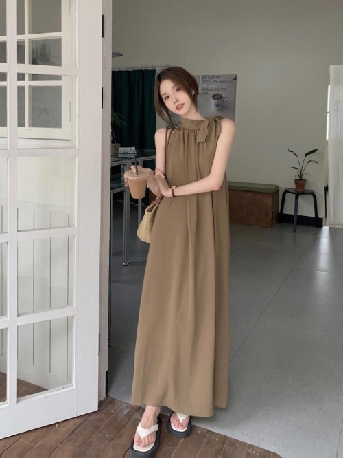 French-style off-shoulder vest dress for women, new summer 2024 style, tie-up design, slimming and elegant, perfect for a vacation. French-style off-shoulder vest dress for women, new summer 2024 style, tie-up design, slimming and elegant, perfect for a vacation.