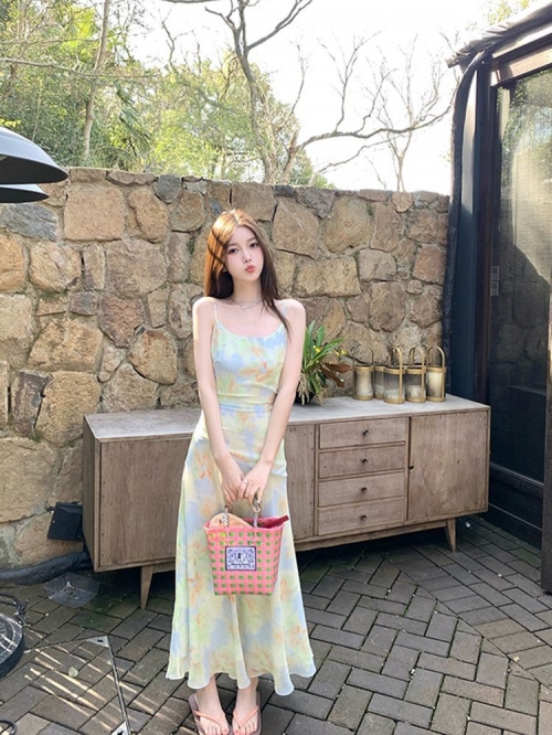 French retro floral sleeveless suspender dress, new spring/summer style, waist-cinching, slim-fitting, elegant tea dress.