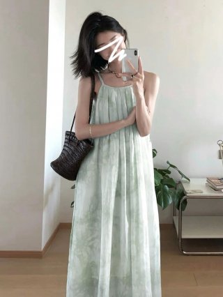 Green spaghetti strap dress for women, new summer 2025 style, French niche design, elegant and slimming for petite figures.