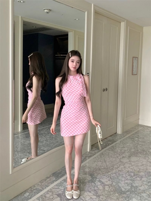 Pink sleeveless plaid dress for women, new summer 2024 style, French chic, perfect for petite women, ideal for beach vacations.