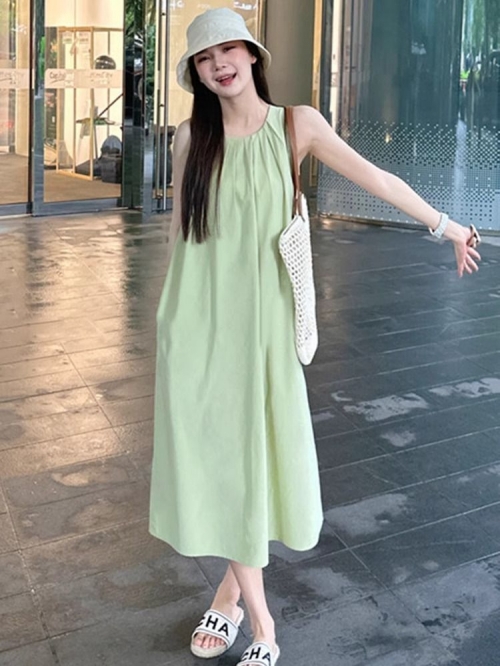 Green sleeveless vest dress for women, new summer 2025 style, perfect for beach vacations, French chic and sophisticated. Green sleeveless vest dress for women, new summer 2025 style, perfect for beach vacations, French chic and sophisticated.