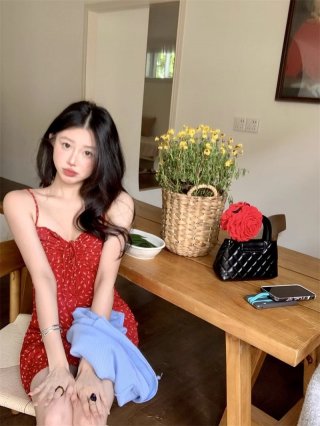 Retro-style sexy pleated red halter dress, women's summer vacation style, slim fit, waist-cinching A-line skirt, short skirt