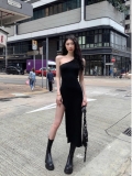 Black one-shoulder sleeveless vest dress for women, summer sexy hot girl style, slit midi skirt, waist-cinching bodycon skirt.