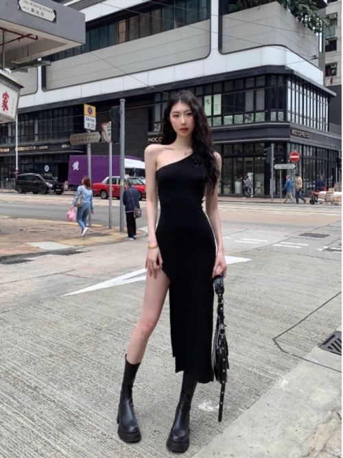 Black one-shoulder sleeveless vest dress for women, summer sexy hot girl style, slit midi skirt, waist-cinching bodycon skirt.